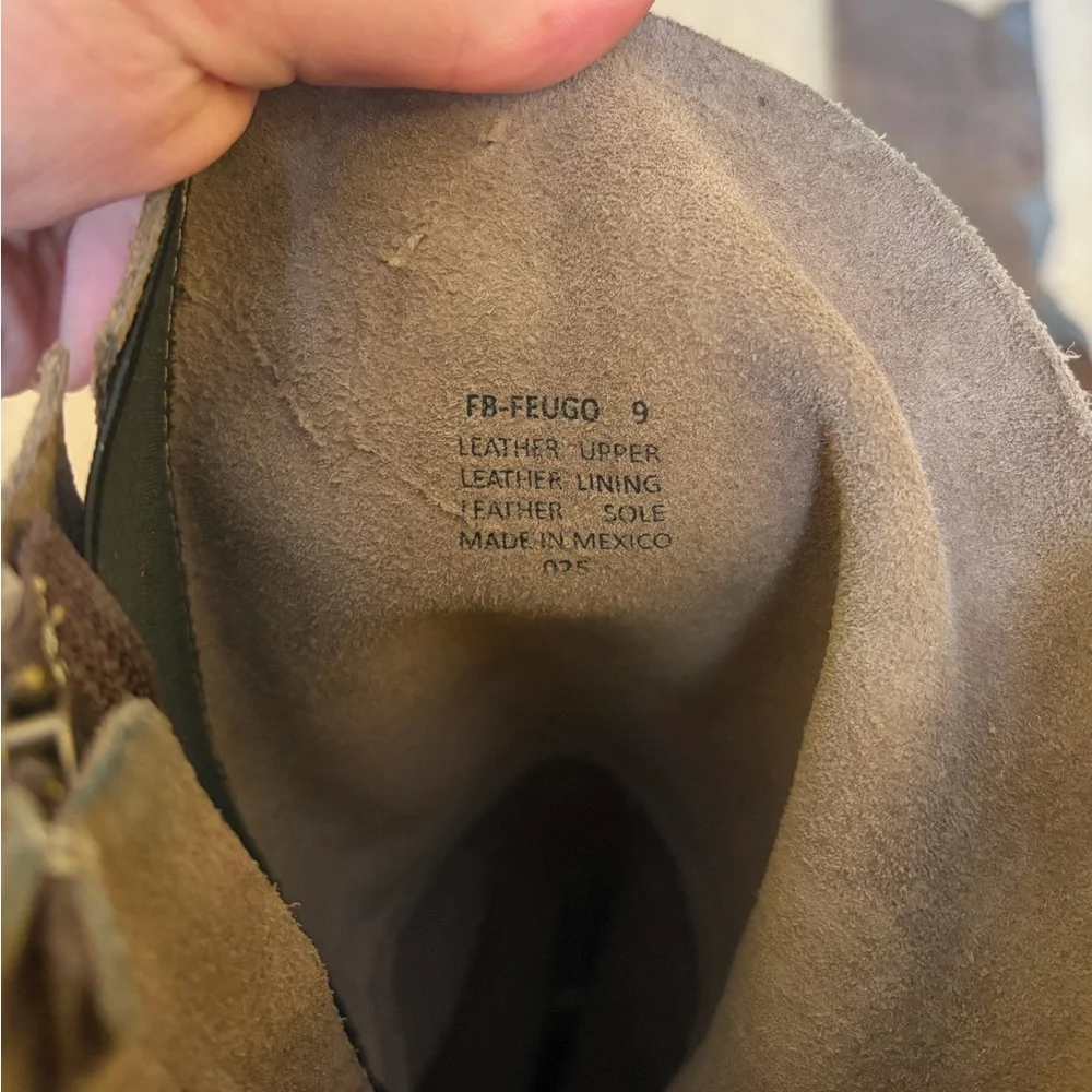 Women’s Free Bird Fuego Distressed Boot. Grey Suede. Size 9